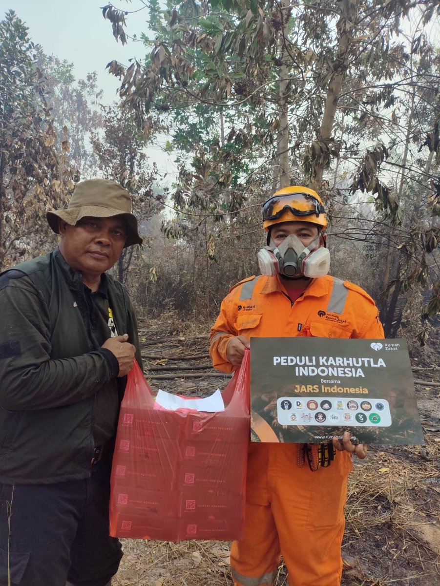 sappheirosteam's tweet photo. 📢 CHARITY UPDATE

Jars, melalui Rumah Zakat (@rumahzakat) bantuan untuk relawan pemadam kebakaran di Palangkaraya, Kalimantan Tengah, telah disalurkan pada hari Sabtu, 19 september 2026 berupa makanan siap saji sebagai dukungan dari Jars Indonesia untuk membantu dan memenuhi kebutuhan konsumsi pada relawan yang turun ke lapangan.

Kami mengucapkan terima kasih pada Jars Indonesia dan orang baik yang telah menyisihkan rezekinya untuk mendukung para relawan yang sedang berjuang memadamkan api. Donasi masih kami buka untuk teman-teman yang mau berbagi pada link di bawah ini, jangan berhenti menyuarakan kebakaran di Kalimantan Jars, saudara-saudara kita di sana sedang berjuang kebebasan untuk menghirup udara yang lebih sehat.
🔗 https://t.co/cuqeQcgesA

#eaJPark #eaJCharity #JarsPeduliKalimantan