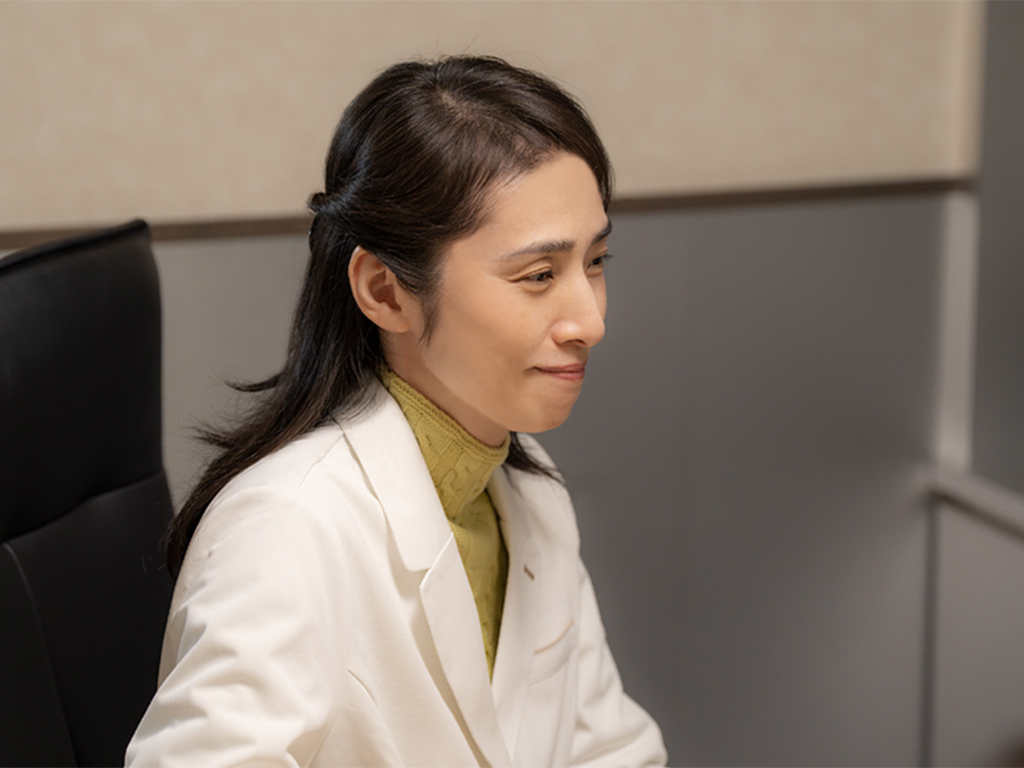 anamusu_offical's tweet photo. ✦ 𝘤𝘰𝘮𝘮𝘦𝘯𝘵 ✦

#天海祐希 さん / 赤松医師役

深川監督が、着想10年、自主制作でも映画を撮ると。
監督の想い溢れたオファーを頂きました。
そんな大切な作品にお声をかけて頂けた事、役者冥利に尽きます。
是非ご一緒させて頂きたいと思いました。

深川監督の、この世の中に対する静かな憤りが、脚本から読み解く事ができた気がしました。

▰▰▰
映画 #あなむす 10.2(金)より全国順次公開
監督・脚本 #深川栄洋