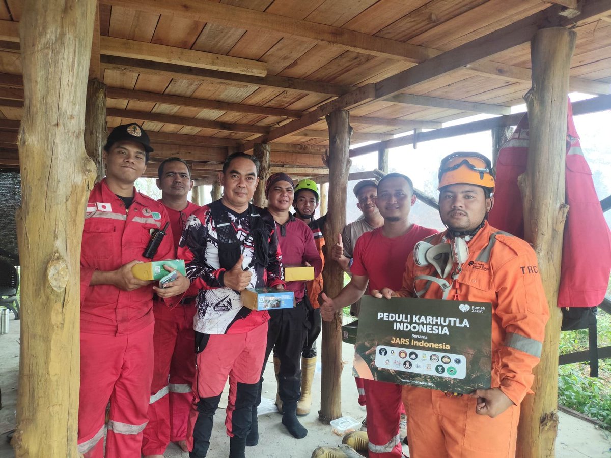 sappheirosteam's tweet photo. 📢 CHARITY UPDATE

Jars, melalui Rumah Zakat (@rumahzakat) bantuan untuk relawan pemadam kebakaran di Palangkaraya, Kalimantan Tengah, telah disalurkan pada hari Sabtu, 19 september 2026 berupa makanan siap saji sebagai dukungan dari Jars Indonesia untuk membantu dan memenuhi kebutuhan konsumsi pada relawan yang turun ke lapangan.

Kami mengucapkan terima kasih pada Jars Indonesia dan orang baik yang telah menyisihkan rezekinya untuk mendukung para relawan yang sedang berjuang memadamkan api. Donasi masih kami buka untuk teman-teman yang mau berbagi pada link di bawah ini, jangan berhenti menyuarakan kebakaran di Kalimantan Jars, saudara-saudara kita di sana sedang berjuang kebebasan untuk menghirup udara yang lebih sehat.
🔗 https://t.co/cuqeQcgesA

#eaJPark #eaJCharity #JarsPeduliKalimantan