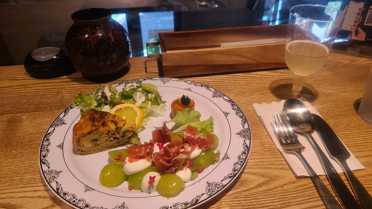 Osho_Juken's tweet photo. UNOcafeイベントで本郷理華さんと楽しくお話しました
サインと言えば色紙と思った人は少数派でしたが、名古屋駅で買ったマジックが10人分？活躍して良かったです
ママさん樹くんスタッフの皆様ご丁寧なおもてなし美味しいお料理ありがとうございました✨

【IceBrave裏話】
・女子部屋も真凜ちゃんやメイクさん達と盛り上がっていた
・当日のMCタイム有無は昌磨くんから直前に伝えられた
・来年の日程は私も知らない