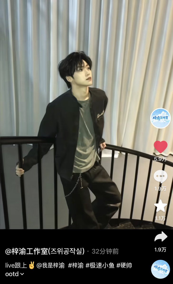 ogsususuye4295's tweet photo. 아빠 즈보 끝나자마자 이런 본문으로 도우인 오는거 그렇게 퍼먹으라는 걸로 알아들을게 ✌️

LIVE 跟上✌️

“라이브 챙겨보기” 또는 “라이브 놓치지 말기” 쪽으로 번역할 것 같아.

跟上 자체가 “(흐름·일정·방송 등을) 놓치지 않고 따라가다”라는 뉘앙스로 쓰일 수 있어서, 한국어의 “따라가다”를 그대로 옮기면 조금 번역투가 나.