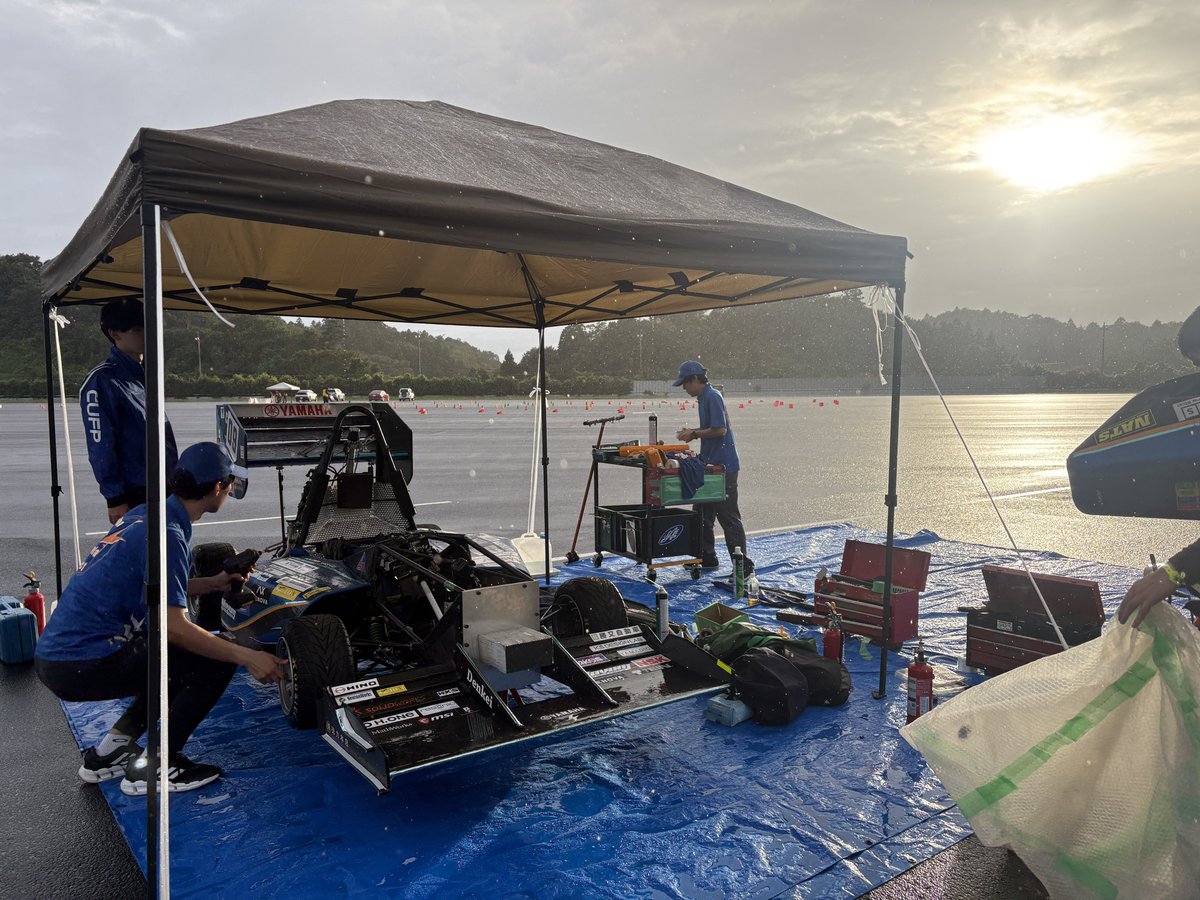 Chiba_Formula's tweet photo. 9月19日に日本自動車研究所(@JARI_press)様にて開催された、カースワップに参加しました！

ブレーキ系トラブルにより、満足のいく内容とはなりませんでしたが、他大学のドライバーの方からは来年の設計につながる��重なフィードバックを頂きました💪

関係者、チームの皆様、ありがとうございました！ https://t.co/09JIJN5tym