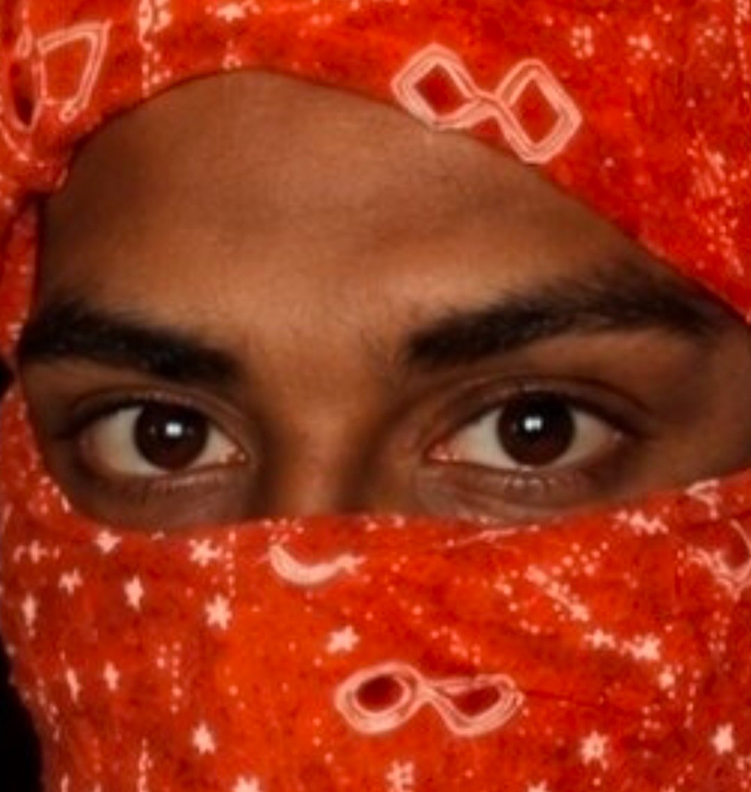 ejoty227's tweet photo. It looks like they caught wrong person in Hurry.

That MF has more round eyes than this man who had almond shaped eyes, thick eyebrows and this man has eyebrows cut which that mask one don't have. The brow to eye distance, inner/outer corner shapes are also different. https://t.co/DQi6g9IUHc