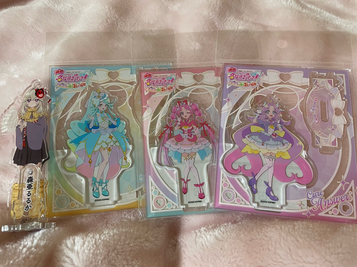 miracle3magical's tweet photo. 旅行に連れて行くアクスタ迷う https://t.co/9yQvNBIlup