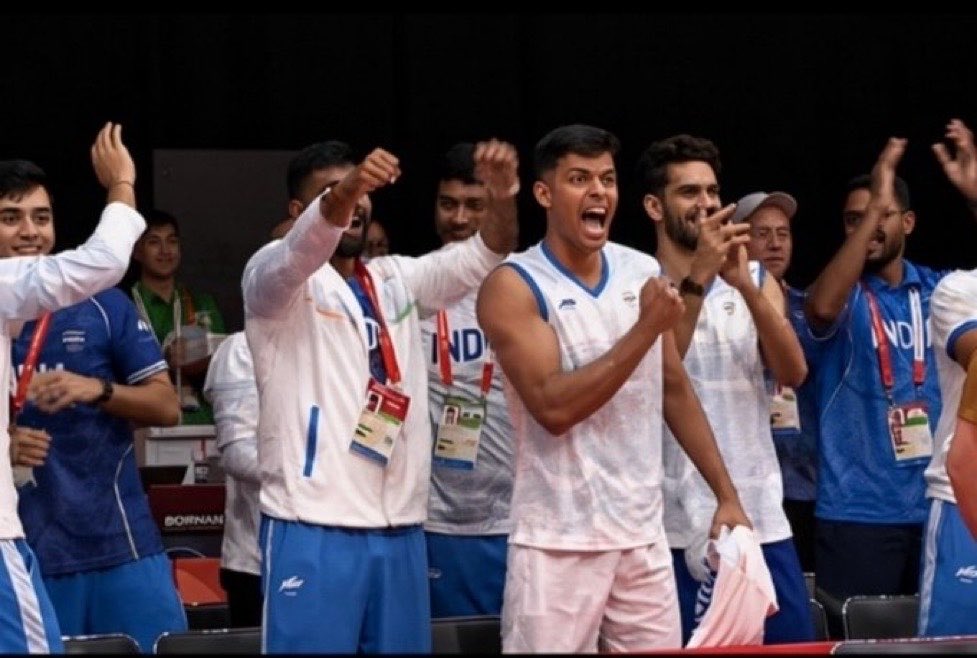 TheKhelIndia's tweet photo. 🇮🇳 INDIA 3-0 JAPAN 🇯🇵

✅ Lakshya Sen won 11-21, 21-5, 21-19
✅ Satwik &amp; Chirag won 21-18, 24-22
✅ Ayush Shetty won 21-10, 21-19 https://t.co/piEhq0z4AI