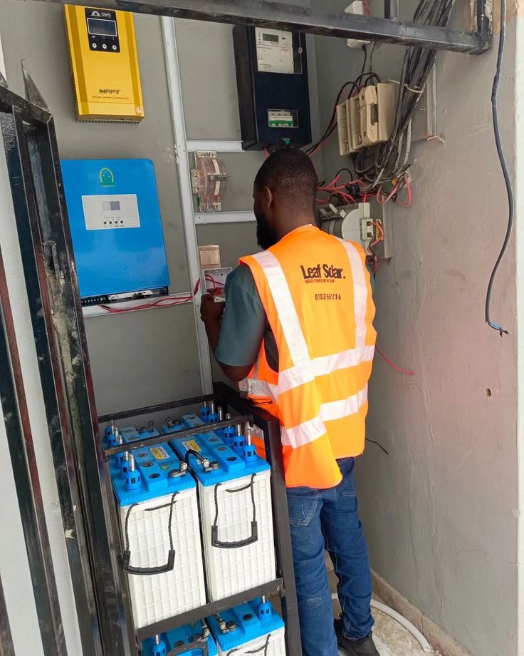 S_kyy001's tweet photo. Dear @itelNigeria,
Due to the claims circulating about your products, I decided to call an engineer to uninstall the Itel Power Solar I installed in my house.

I have now changed my mind and decided to go for @oraimomate instead.
I’d rather spend my money on something I can use without constantly wondering if it will explode one day 😭

So yeah, I’m advising my followers to consider @oraimomate products. Safety first, abeg. I have already told all my coursemates, my family, and my friends to stay away from Itel products.