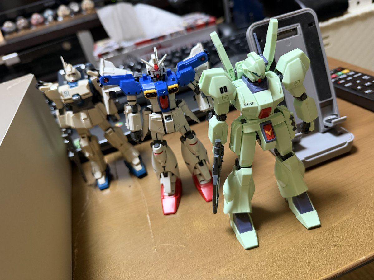 mekazan's tweet photo. 実家に帰った（敬老のお祝い）ついでに、懐かしいプラモ箱があったので持ち帰って、中開いたら懐かしいもんが出てきました|(￣3￣)|
今度、リフレッシュしましょうかね（╹◡╹） https://t.co/ax4DvU6uLe