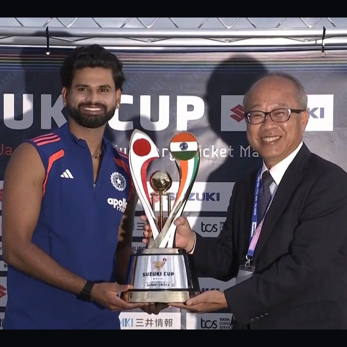 TheSonuJaat's tweet photo. 🚨 CAPTAIN SHREYAS IYER WITH THE T20I TROPHY AGAINST JAPAN! 🏆🇮🇳🇯🇵

A moment of friendship, a moment of cricket, a moment to remember. ❤️🔥 https://t.co/Jr9v51jTFw