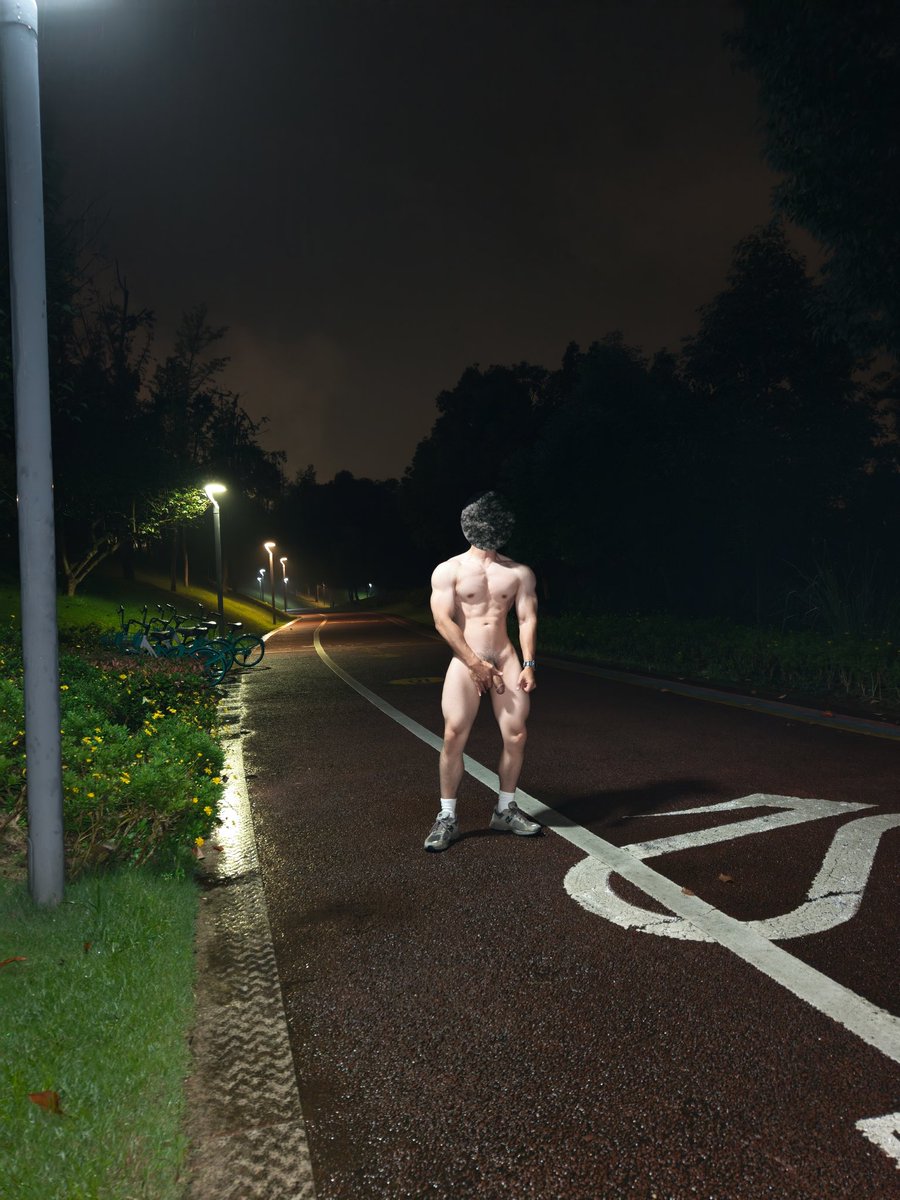 wensensushe1M's tweet photo. 夜跑之前在公厕把衣服脱光，裸奔5km才能回来穿衣服，被好多路人看见好刺激啊，跑的过程中鸡巴一直硬着一甩一甩的好羞耻 https://t.co/StT8mmt0nm