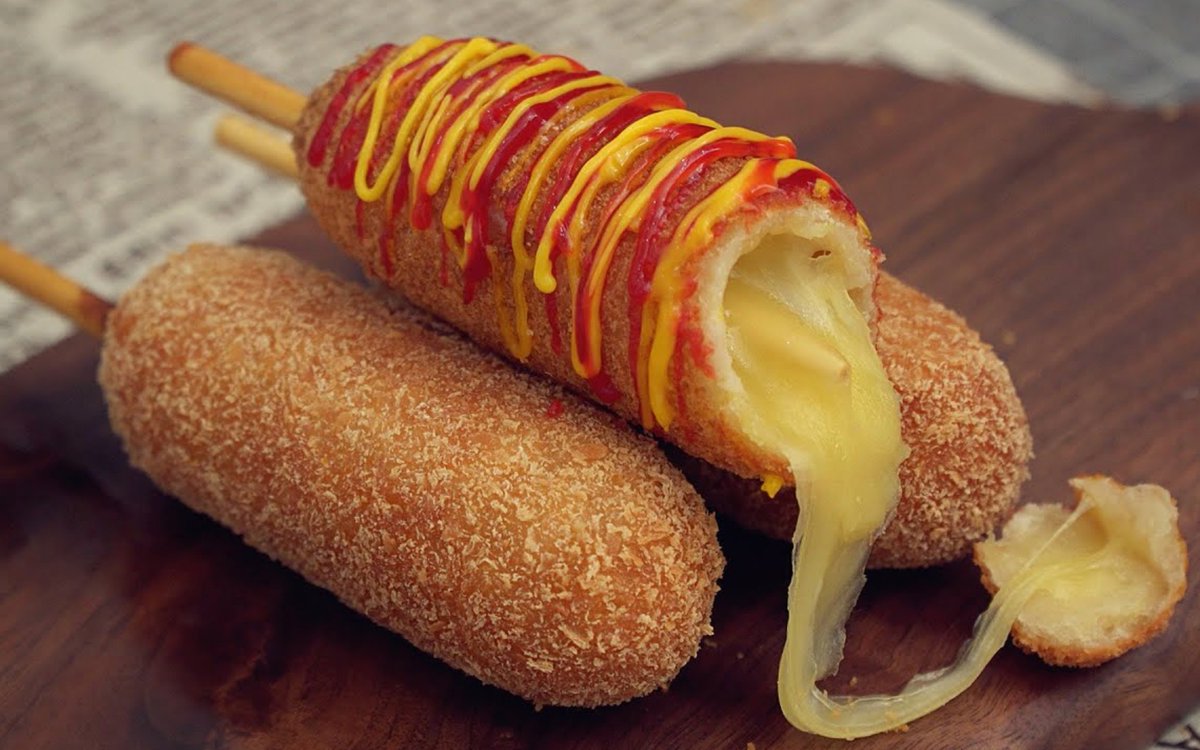 ErickTa37873743's tweet photo. Craving something warm and crispy Grab a freshly fried street corn dog with gooey cheese on the go! ， https://t.co/H2XQJIzyhj