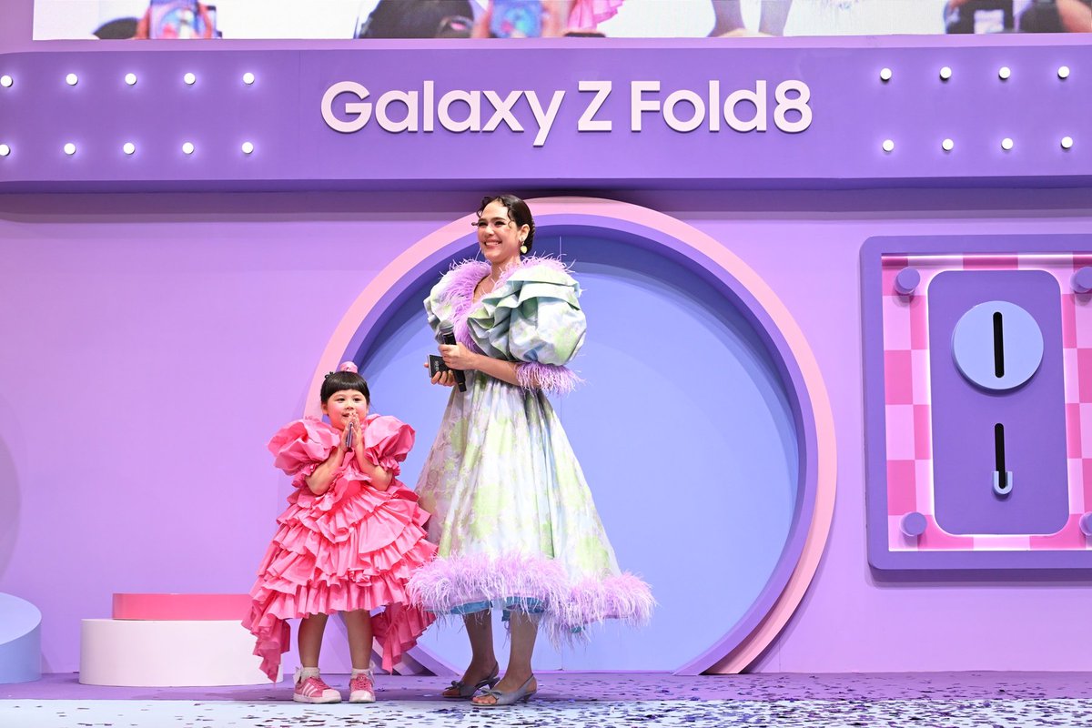 Update__today's tweet photo. สาดไปสมาชิก! ซัมซุงยกทัพ #TeamGalaxy แม่ชม-น้องเกล พี่จอง-คัลแลน น้องเนย เต ตะวัน-โพก้าซัง พร้อมแขกรับเชิญสุดพิเศษ มิสเตอร์ไบรอัน และจุ๊มเหม่ง "น้องอ้วงชวนตี้ เล่นเต็มที่ ฮีลเต็มใจ" เปิดตี้อวดไอเทมใหม่ Galaxy Z Fold8

อ่าน https://t.co/mVhJjqtV1X

#TeamGalaxy #UPDATETODAY #ข่าว #ข่าวบันเทิง