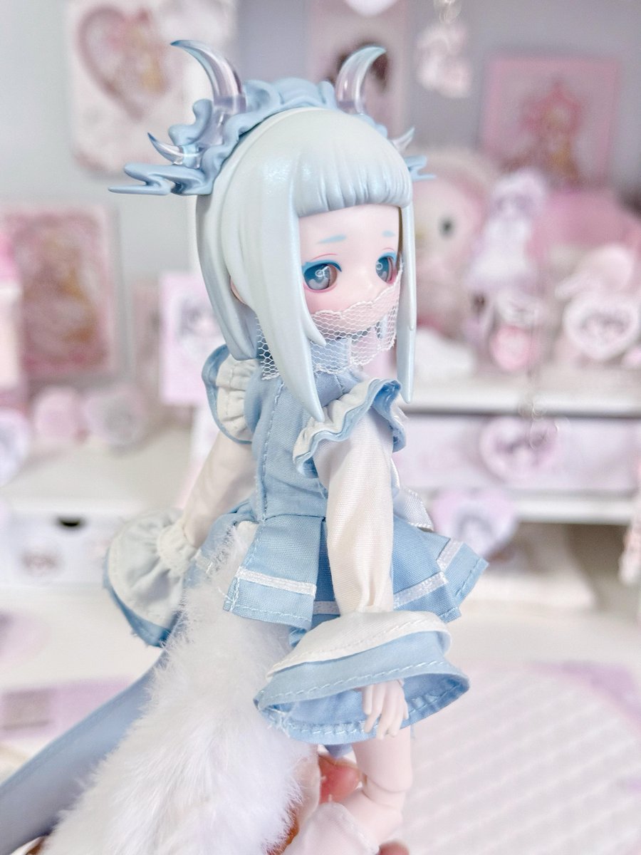 HappyEngineBJD's tweet photo. 全ラインナップはこちら――どの色を選びますか？ ✨

ブラック、ピンク、ブルー、ホワイト――ダークなゴシック調から甘いピンクまで、多彩なカラーバリエーション🖤💗💙🤍。デスクや棚に飾れば、コレクション全体が目を引くビジュアルを演出します。

𝐋𝐮𝐥𝐮𝐞𝐥𝐟 𝐬𝐭𝐨𝐫𝐲 -𝐀𝐰𝐚𝐤𝐞𝐧𝐢𝐧𝐠 𝐍𝐚𝐭𝐮𝐫𝐞 𝐒𝐞𝐫𝐢𝐞𝐬 𝟏/𝟖 -𝐒𝐜𝐚𝐥𝐞 𝐁𝐉𝐃 𝐃𝐨𝐥𝐥
通常6つ＋隠し1つ✨
どれが一番お好きですか？
#bjd
#bjddoll
#blindbox