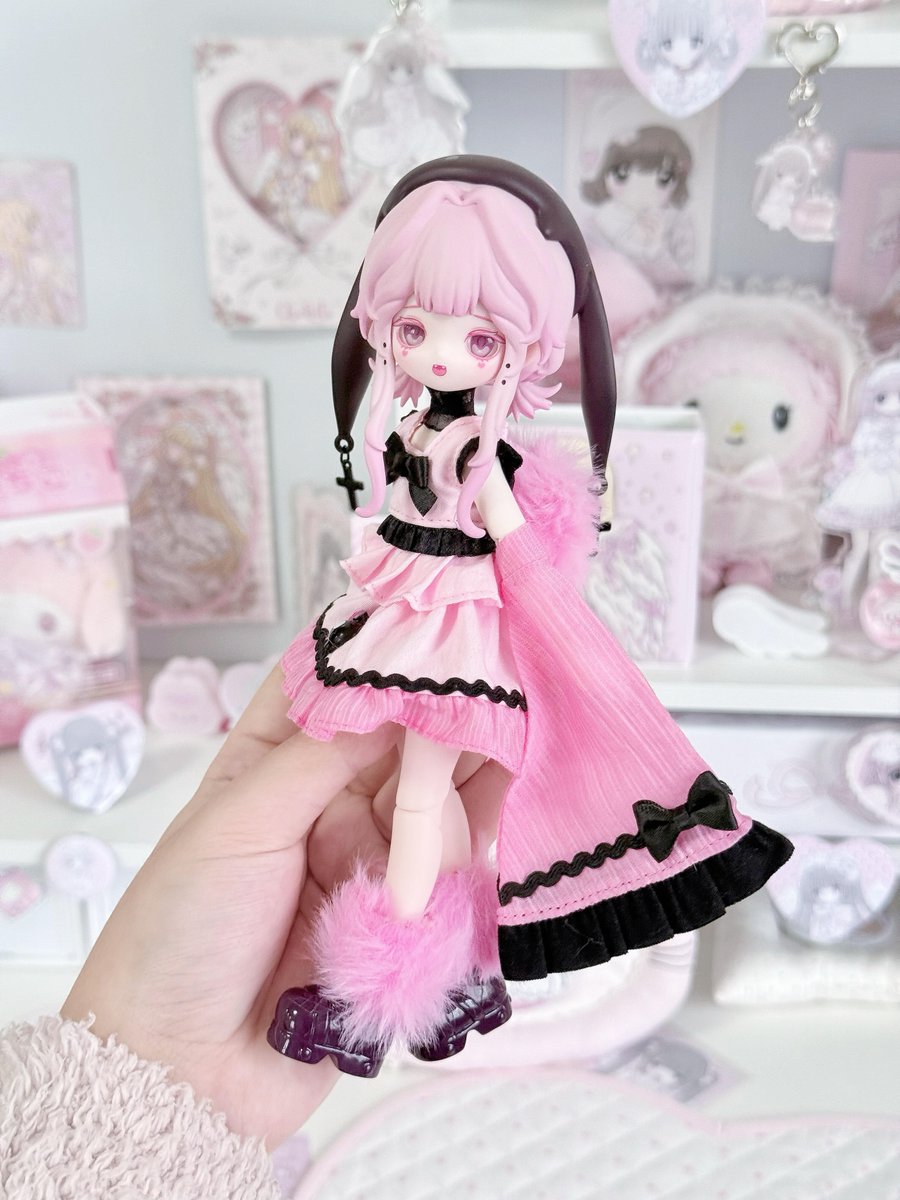 HappyEngineBJD's tweet photo. 全ラインナップはこちら――どの色を選びますか？ ✨

ブラック、ピンク、ブルー、ホワイト――ダークなゴシック調から甘いピンクまで、多彩なカラーバリエーション🖤💗💙🤍。デスクや棚に飾れば、コレクション全体が目を引くビジュアルを演出します。

𝐋𝐮𝐥𝐮𝐞𝐥𝐟 𝐬𝐭𝐨𝐫𝐲 -𝐀𝐰𝐚𝐤𝐞𝐧𝐢𝐧𝐠 𝐍𝐚𝐭𝐮𝐫𝐞 𝐒𝐞𝐫𝐢𝐞𝐬 𝟏/𝟖 -𝐒𝐜𝐚𝐥𝐞 𝐁𝐉𝐃 𝐃𝐨𝐥𝐥
通常6つ＋隠し1つ✨
どれが一番お好きですか？
#bjd
#bjddoll
#blindbox