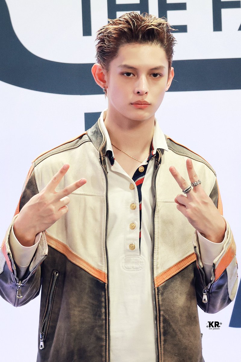 WynChouu's tweet photo. @ofjvn_ Every time the camera finds JAMES CHAO, he gives us another unforgettable moment, CHAO ENERGY meets IDEA BANK creativity and JAMACE charisma.

JAMES RACES INTO THE SPOTLIGHT

#JAMESOnTrack
#ジェームス #제임스
#CORTIS_InkigayoTokyo https://t.co/C9uFRKTWnm