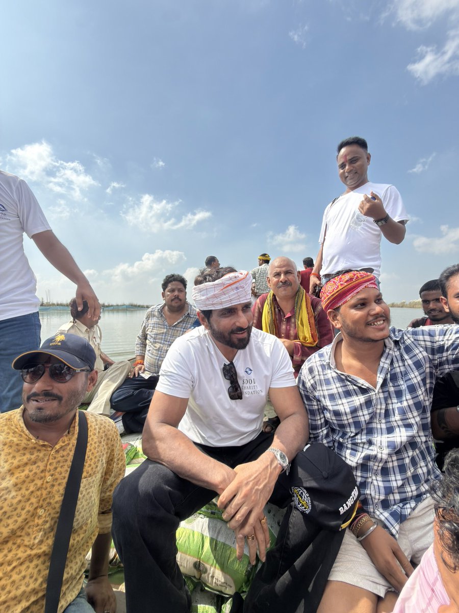 SonuSood's tweet photo. Bihar .. we are with you ❤️🙏 

#floodrelief 
#biharfloods https://t.co/4QiXbgRk4a