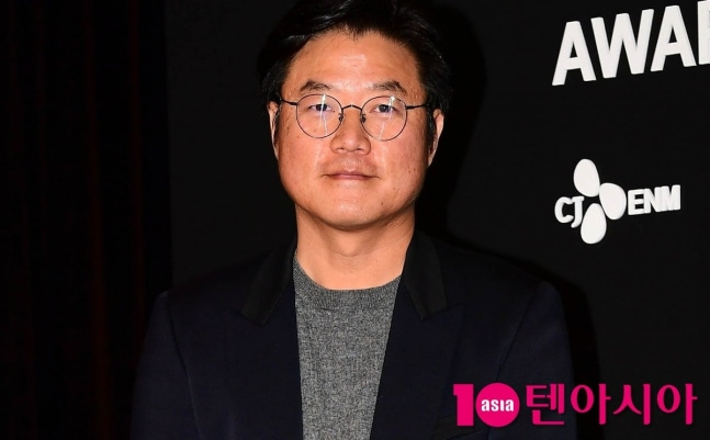 KoreanUpdates's tweet photo. #NaPD's newest show sparked a debate over the business and operational method. Viewers have a divided opinion whether the cast's chaotic mishaps should be accepted as an entertainment, when the show is running a business with actual customers. 

#SpaceRiceCake was originally opened in Goheung and recently changed to Seoul. Netizen criticised the production team for the change, pointing out that the cast was not given enough time to adapt (from the relaxed environment in Goheung, to busy Seoul) where the online reservation in Seoul even reach 3,000 before the business began. 

https://t.co/dXhjRrY7h8
#KoreanUpdates VF