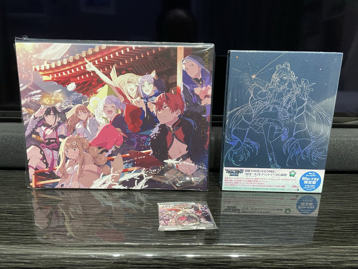 fuxu0713's tweet photo. 改めて開封したけどデカイ
お隣に比較用に去年のマジミラ円盤🤭

あとでゆっくり観ます❗️
＃超かぐや姫 https://t.co/xMPNgxgJsH