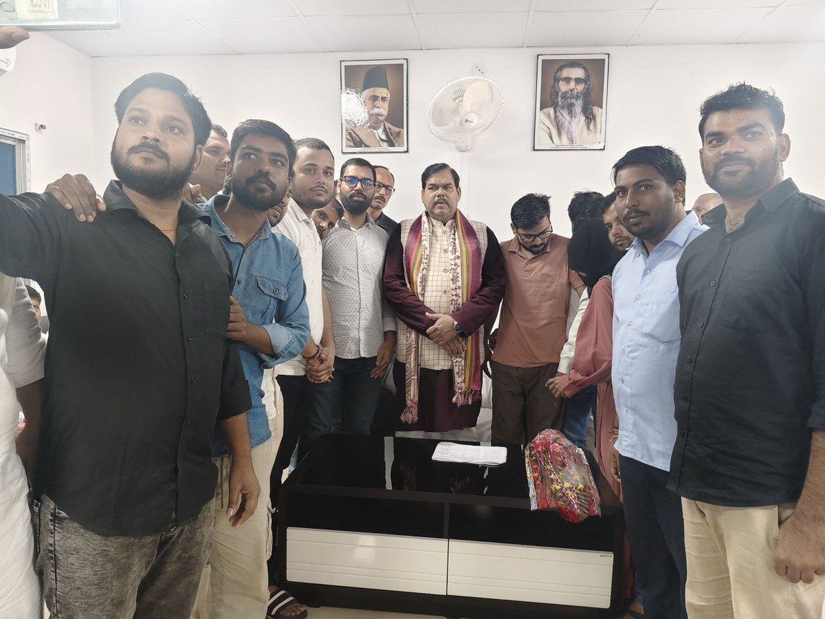 Ravi_Ranjan940's tweet photo. 📢 TRE-4 अभ्यर्थियों के लिए महत्वपूर्ण सूचना

TRE-4 का संशोधित नोटिफिकेशन जल्द जारी करवाने की मांग को लेकर 17 अभ्यर्थियों के साथ शिक्षा मंत्री जी के आवास पर मिले।
🎯  TRE-4 का जल्द से जल्द नोटिफिकेशन जारी हो और भर्ती प्रक्रिया आगे बढ़े शिक्षा मंत्री मिथलेश तिवारी ने दिया भरोसा।🤩 https://t.co/zk5CxbL136