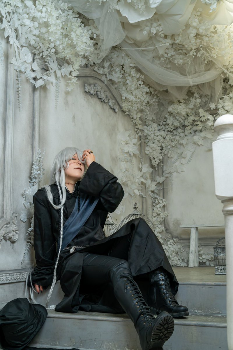 kkr_on's tweet photo. 【cosplay】　黒執事/Undertaker

巡る____
                 葬送。

photo▶︎@guchipanda2021 https://t.co/WklwcPRCCz