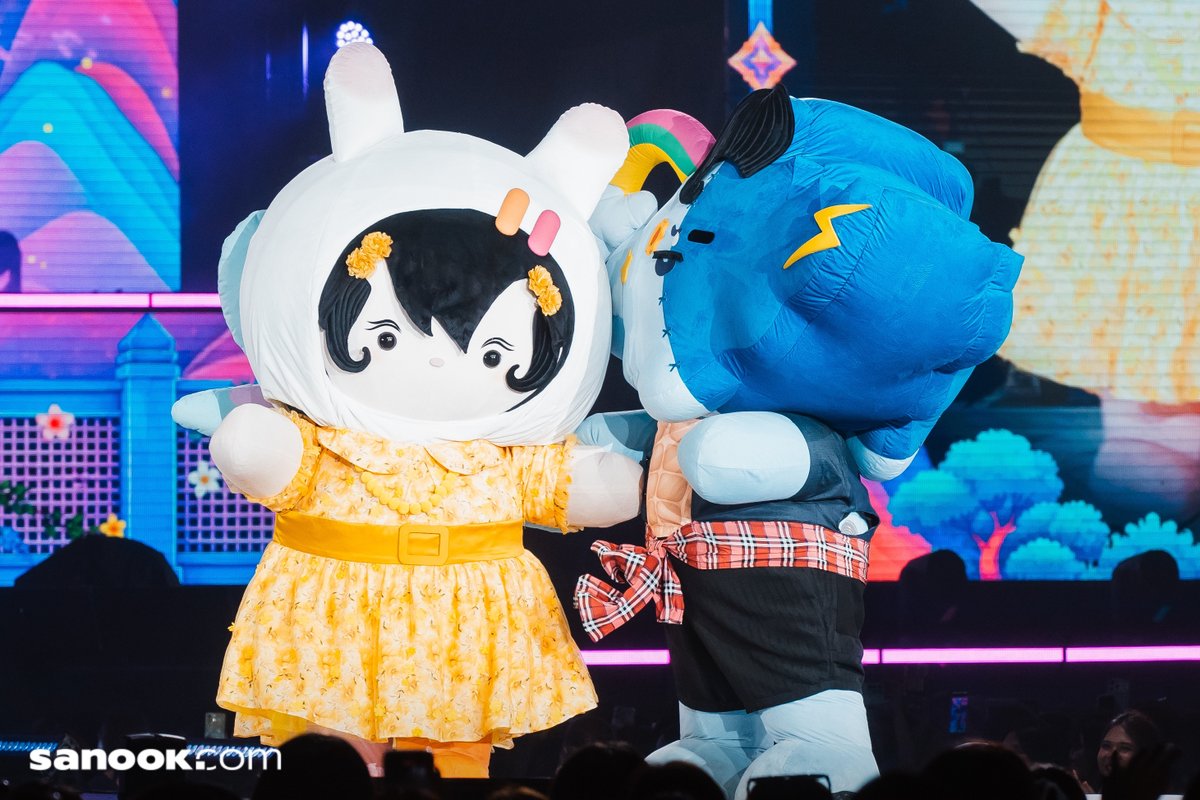 Sanook's tweet photo. ธิดาประจำอำเภอ สมหมายกับเอนี่คนจ๋วย 👑☁️🦋🥸หลานๆ น่ารักจัง ใน SKY NANI S to the N FANCON! 🧭

📽️ https://t.co/w89776KPCj  

ภาพทั้งหมด https://t.co/2eyWwuf9wC

#SkyNaniSToTheNFanconD1 
#SkyNaniSToTheNFanconD2 
#SKYNANISTotheNFANCON 
#SMYLE #Any 
#SkyWongravee 
#Sanook https://t.co/T0SP31Kw6K