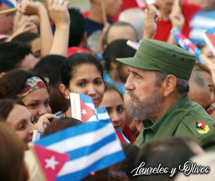 Agramontinof's tweet photo. Fidel es pueblo. 💪🇨🇺❤️
#100AñosConFidel https://t.co/AXVgBnIPHp