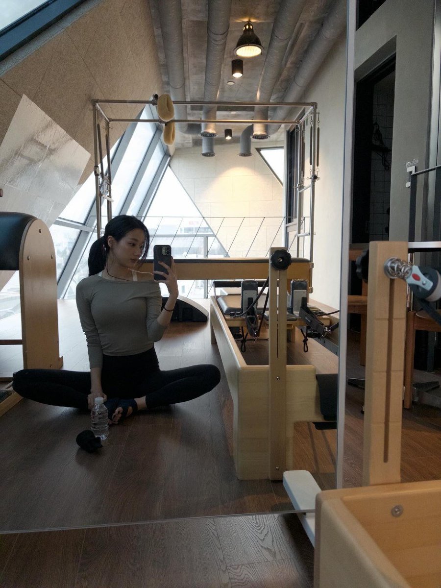neenaeun's tweet photo. https://t.co/EeuVuZJ3GX:  
slow morning, proper stretch, a list i actually enjoyed working through instead of dreading. sometimes productivity gets a bad reputation for feeling heavy, but today it made the whole day feel so much more mine. 🤍🦢(..❀) https://t.co/g8fUGrlWcF