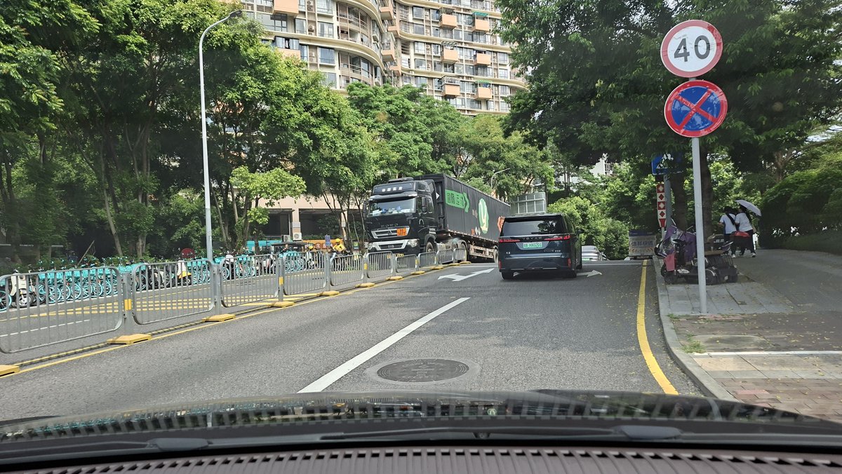 FirstSkillz's tweet photo. These are roads in Shenzhen. And yeah before someone goes off with the usual 'this is only in the big cities', No!! This is normal across the country. 

Why are we such a backward country? Nationalism only will not get us anywhere!!! https://t.co/KtqiDtDoXk