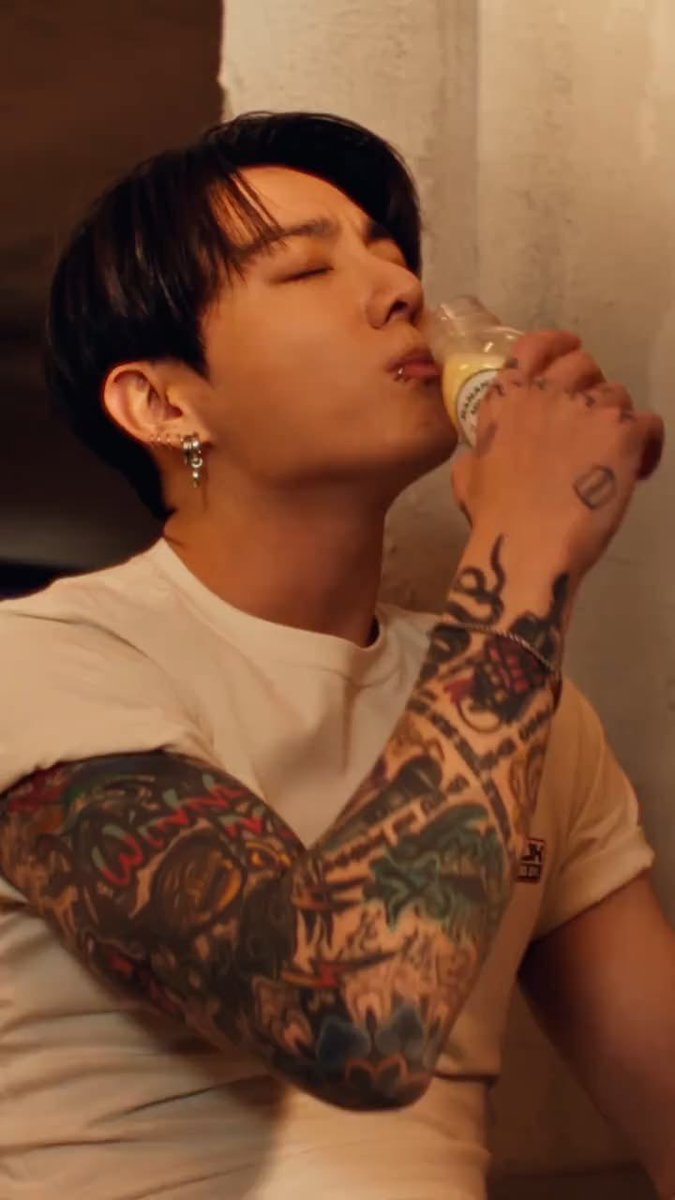 jungkookversex's tweet photo. the sleeve tattoo 😭📸 https://t.co/c8GdbGOMD8