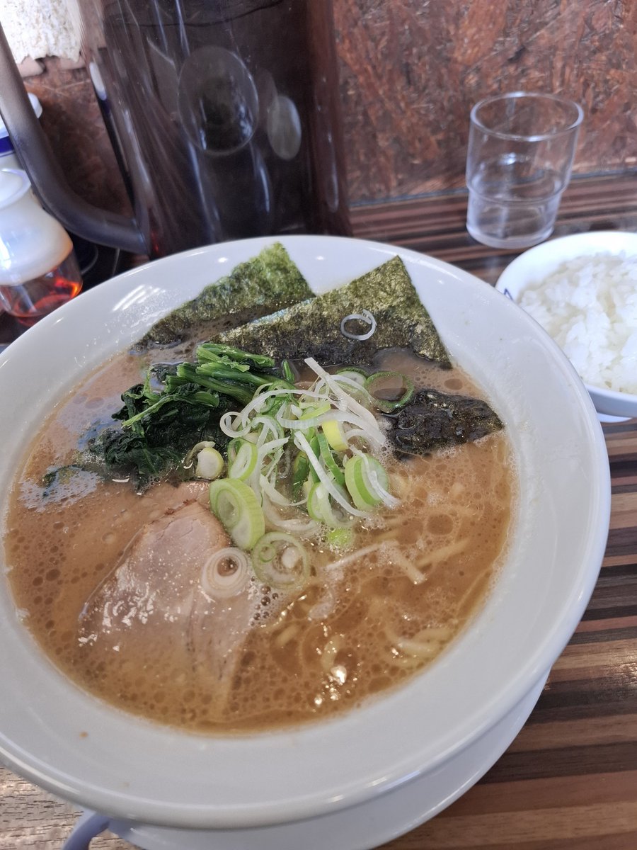 19950822happy's tweet photo. 宮城県民のソウルフード仙台っ子らーめんに来ました🍜
家系、ラーショ、山岡家、地方の方は
あーーそれ系ね、みたいな感覚で大丈夫です
いずれにしろ、それ系は米が無きゃ話しにならん🍚
ラーメンライスを堪能しましょう！ https://t.co/lCmtknUJ9S