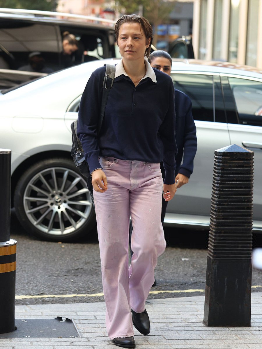 emmadarcydaily's tweet photo. emma d'arcy at bbc radio 6 for ‘digger’ press junket! https://t.co/REoe427R7C
