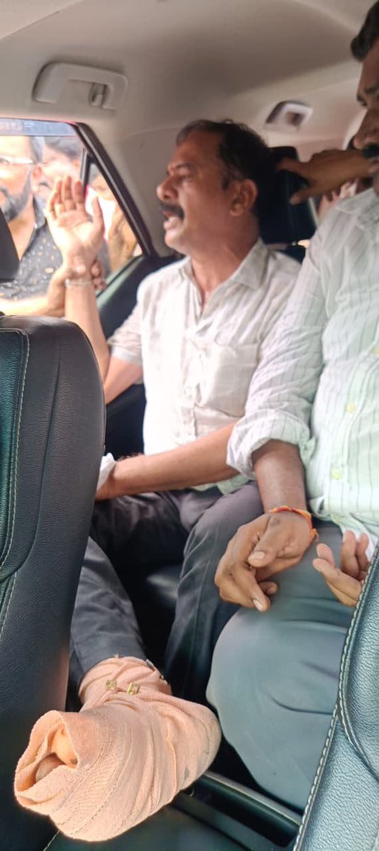 TeluguScribe's tweet photo. మాజీ ఎమ్మెల్యే వినయ్ భాస్కర్‌పై పోలీసుల దాడిని ఖండించిన కేటీఆర్ 

ఎంజీఎం వద్ద పోలీసుల దాడిలో గాయపడిన దాస్యం వినయ్ భాస్కర్ 

ప్రస్తుతం వరంగల్ అజార ఆసుపత్రిలో వినయ్ భాస్కర్‌కు చికిత్స

పోలీసుల అత్యుత్సాహంతో వినయ్ భాస్కర్‌కు గాయాలు

బాధ్యులైన పోలీసులపై కఠిన చర్యలు తీసుకోవాలని కేటీఆర్ డిమాండ్
