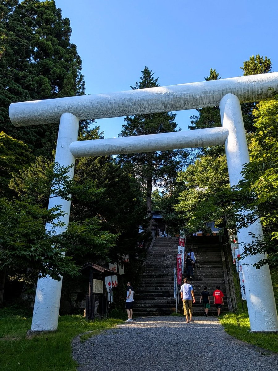 ChandaShea77794's tweet photo. レークラインを走った後は、猪苗代湖までダウンヒル

湖畔では土津神社へ少し寄り道⛩️
白い鳥居と風鈴が印象的でした✨
福島は走りごたえのあるルートと美しい景色がたくさん
また走りに来たい場所です🚴

#ロードバイク #サイクリング #猪苗代湖 #福島ライド https://t.co/o7jLjAh1JO