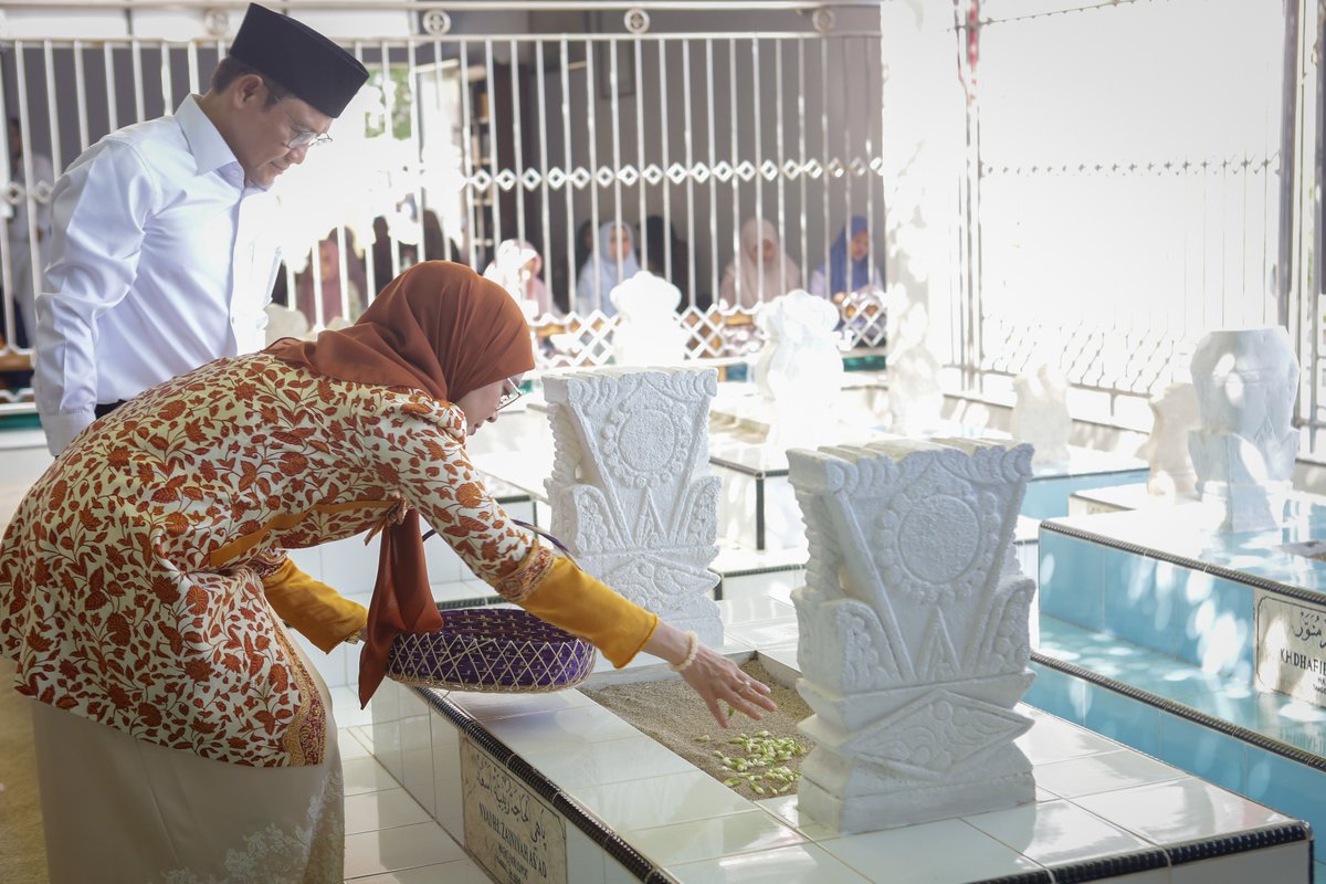 DPP_PKB's tweet photo. Ziarah menjadi cara untuk sejenak menundukkan hati, mengenang jasa, dan menyambung ingatan pada perjuangan para ulama. Gus Muhaimin berziarah ke makam KH. As’ad Syamsul Arifin di Sukorejo, Situbondo.

Di hadapan pusara Kiai As’ad, doa dipanjatkan sebagai bentuk penghormatan dan penghargaan atas perjuangan beliau. Semoga keteladanan dan khidmah Kiai As’ad senantiasa menjadi cahaya bagi generasi penerus.

#PKB