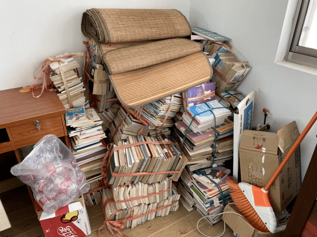 Totoksusilo7's tweet photo. Tackled my old stuff today—donating unneeded books u0026 clothes made my space feel way lighter. Small tidy win = big mood boost! https://t.co/xqCUO2ehIQ