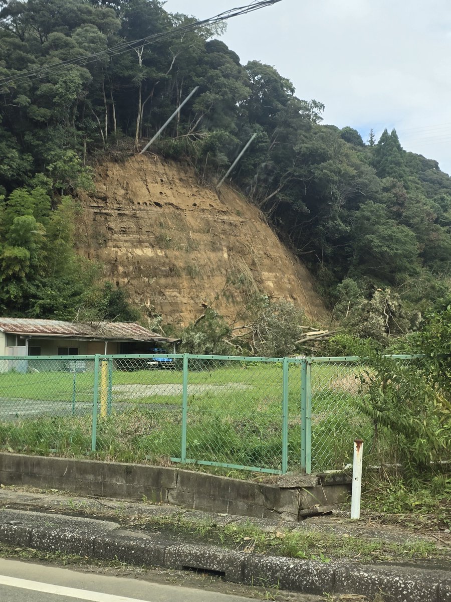 4291Jjj's tweet photo. 停電、もしかしたら当分、続くかもしれない😰　近所があっちこっち土砂崩れ😰　うちの方の電気、きっとこのせいで停電なんだなぁ😣　しかも最悪なことに、スマホの電波も来なくなって、現在は電波が届く地域まで、車で移動しました💦帰宅したらまた、使えなくなるから不便だ😭 https://t.co/WHysH0WASX