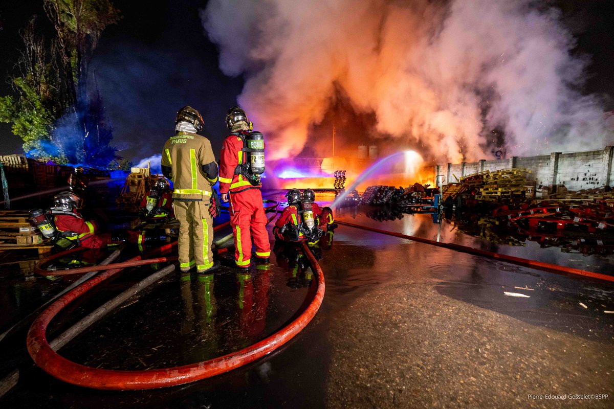 PompiersParis's tweet photo. 🚨 [#Intervention] | Ce mardi 22 septembre, vers 3h07, les sapeurs-pompiers de Paris sont intervenus pour un feu de stockage de palettes à Bondy (93)

🔥 Le feu s’est développé sur une surface d’environ 1 500 m². Trois lances grande puissance, dont une sur robot d’extinction, ainsi qu’une lance canon sur bras élévateur aérien 

🚒 Afin de préserver la sécurité des sapeurs-pompiers, le robot d’extinction a permis de procéder à l’extinction de plusieurs foyers à distance

📹 M.SECLET©BSPP
📸 PE.GOSSELET©BSPP