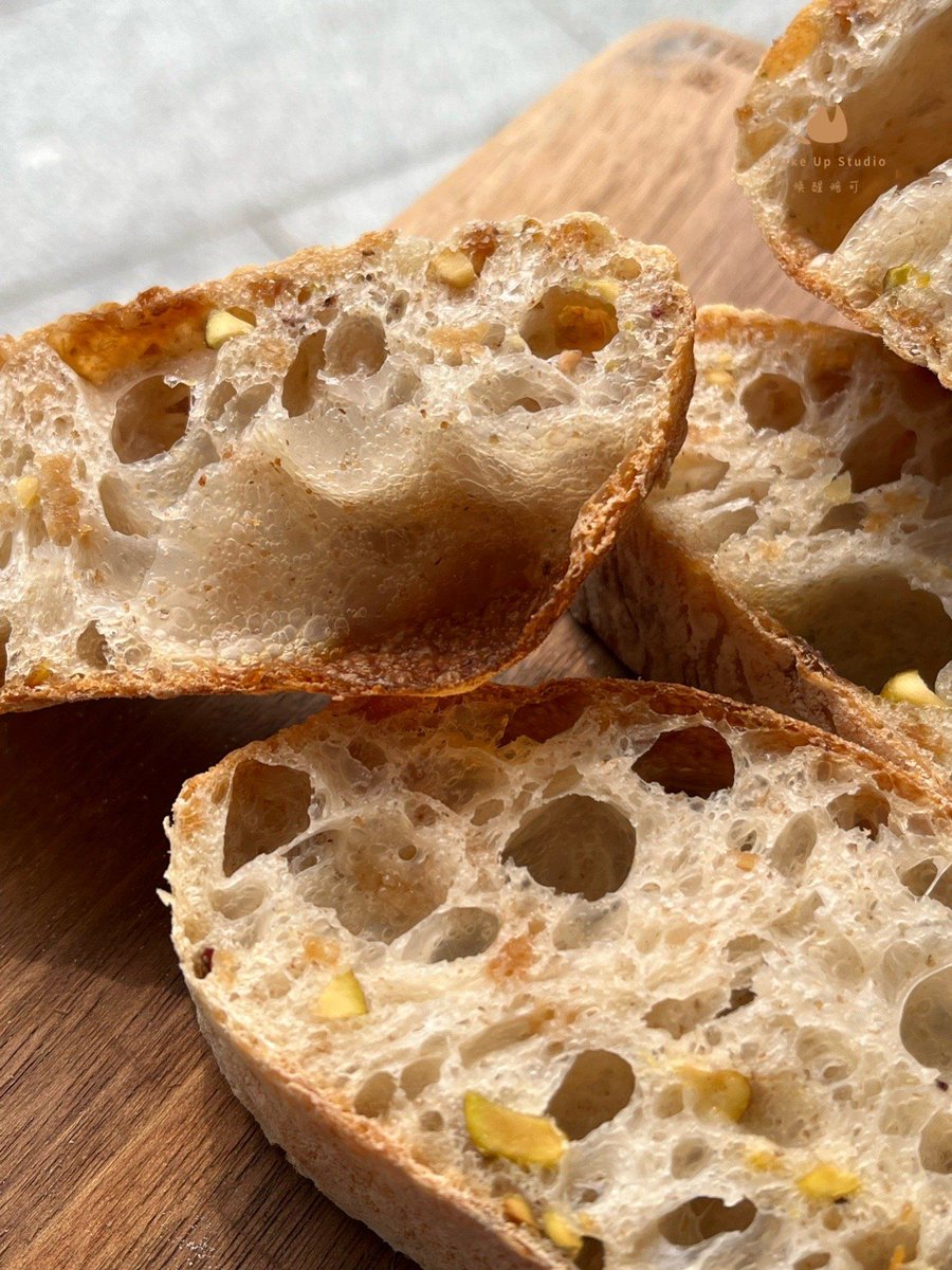 NofidaSitepu's tweet photo. Just pulled my first homemade sourdough loaf out of the oven—crusty exterior, soft inside, and that warm, yeasty smell is chef’s kiss. Baking success never tasted this good! https://t.co/wUX3Ide8JF