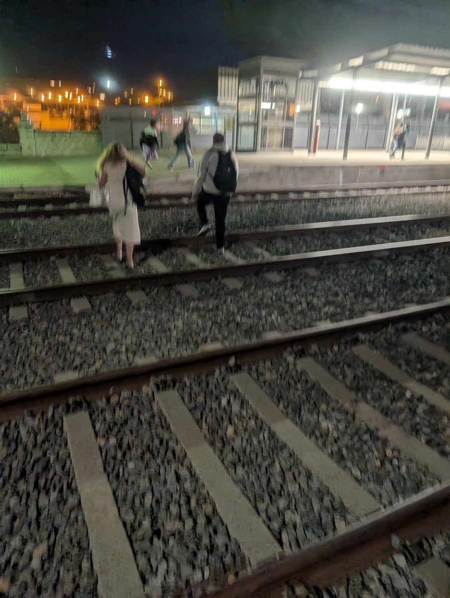amadeusoler's tweet photo. #ColmenarViejo
¡Que vuelvan los #Civia! El de las 6:53 ha llegado con retraso. Via 3 subimos. Al rato bajamos. Siguiente via 2 o 4. Subimos. Ahora vía 3. Desespero. Cruzamos por el subterráneo, las vías. Al final salimos a las 7:16. @CercaniasMadrid https://t.co/SJRiaKiku3