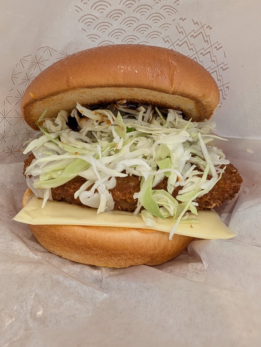 miyacharlotte's tweet photo. 月見フォカッチャ ＆ メンチカツチーズバーガー
(今日のランチ)

#モスバーガー 
#MOSBURGER 
#ハンバーガー 
#月見 
#月見フォカッチャ 
#メンチ 
#メンチカツ 
#メンチカツチーズ  
#今日のランチ https://t.co/2u6V2jgfgu