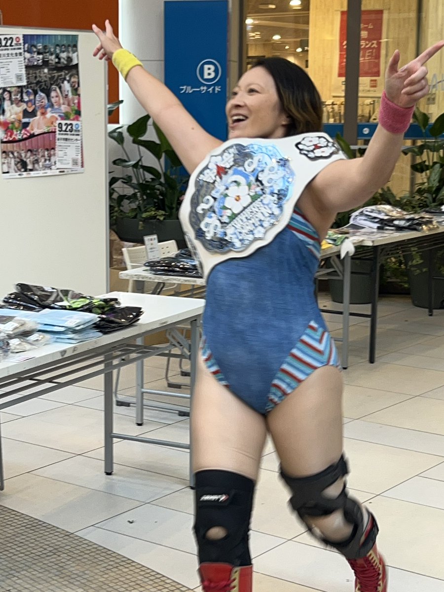 MiSetoro's tweet photo. 小さい頃から大好きなみいちゃん❤️
やっと会えた！！と大興奮の娘✨
実は琉球ドラゴンプロレスを見に行くのは初でした！最高でした✨
広島まで行ったかいがあったな！
と思うくらい娘の嬉しそうな顔を見れたので大満足✨
#ハイビスカスみい 
#hibiscusmii 
#ryukyudragon_pw https://t.co/nQ8E4nEQ16