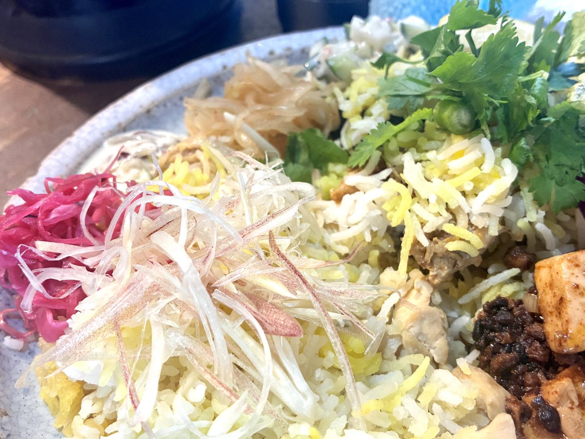 mily_sauna's tweet photo. 念願の!初ビリヤニ🧅🐓
鯛出汁+麻婆+チキンの合い盛りに
パクチーもっと盛り盛りにすればよかた🌱
複雑な味で美味しかった〜🇮🇳
#INDIAGATE #京都ぷらぷら
#みりんちのメッシュくん https://t.co/jRmj88i47f