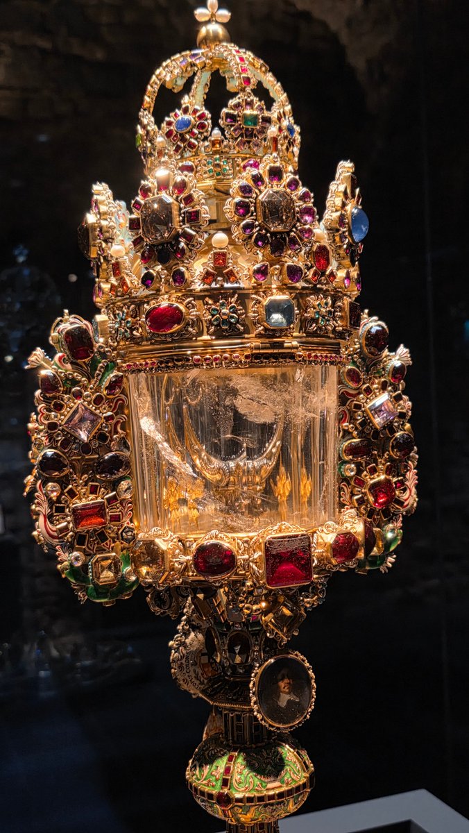 CneqTravel's tweet photo. Various reliquaries and artifacts in the Cologne Cathedral Treasury https://t.co/LfBvZ1csAQ