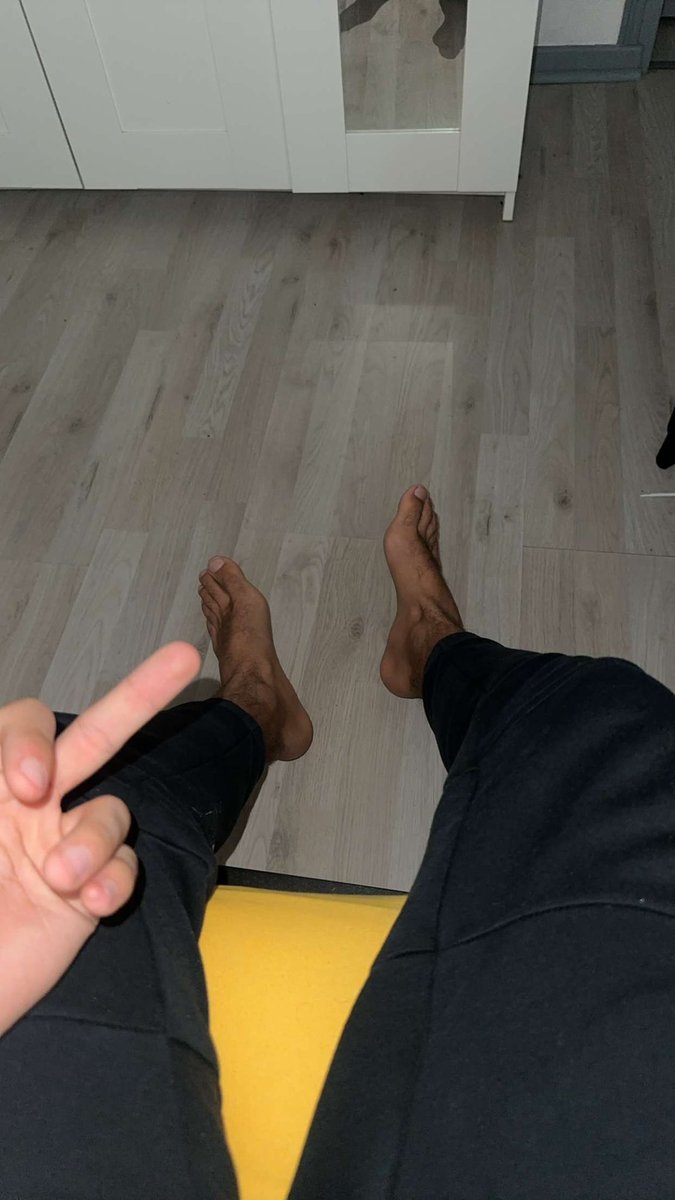 MaitrePabloX's tweet photo. Toute les putes qui vienne en dm venez avec votre cb en bouche je veux vraiment des petites chiennes dévouées qui savent ce qu’ils veulent, et bien sûr être à leur place 🦶💶 #soumis #moneyslave #kiffeur #findom https://t.co/ASBM0D7y1z