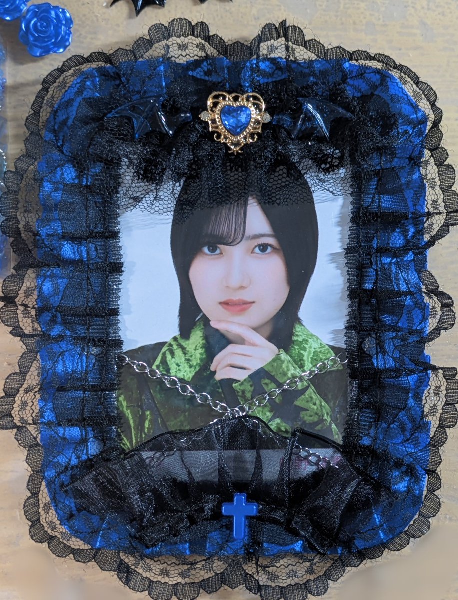 ayakichi_kichi's tweet photo. タルトを焼いている間に最後の仕上げ💙

昨年、東京ドームで見たNightmare症候群をイメージしたゴシック風デコケース🦇

厨二病おばさん、こういうテイストが一番の大好物です🎶

#Buddies硬質デコケース部 https://t.co/xc1RZSozS3