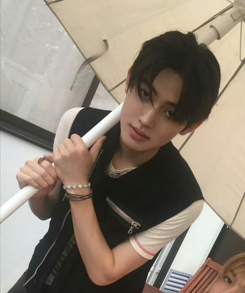 manyoo113's tweet photo. Seonghyeon’s MC performance delivers pure fan joy tonight, EOMUSE blooms on every captured frame, powerful EOMPACT dominates trending topics, timeless EOMSEAN belongs solely to him.

MC EOM TAKES OVER

#SEONGHYEONonAir
#ソンヒョン大活躍
#SEONGHYEON #성현 https://t.co/6uTVreagVg