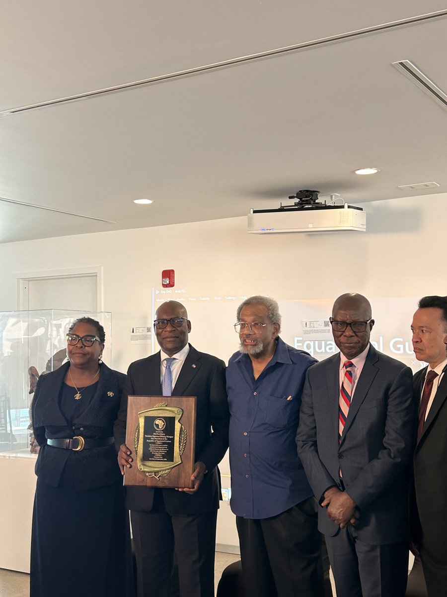 AngueSimeon's tweet photo. En 2014 el @T_Obiang  impulsó sacar la cultura africana de los almacenes a la luz del mundo. Hoy su visión es realidad en el Bronx. Por eso hoy representé al VP @teonguema  en el Museo de la Cultura Africana: unidad, paz e integración continental.

 #UNGA81
#GuineaEcuatorial https://t.co/MPPZi1abEG