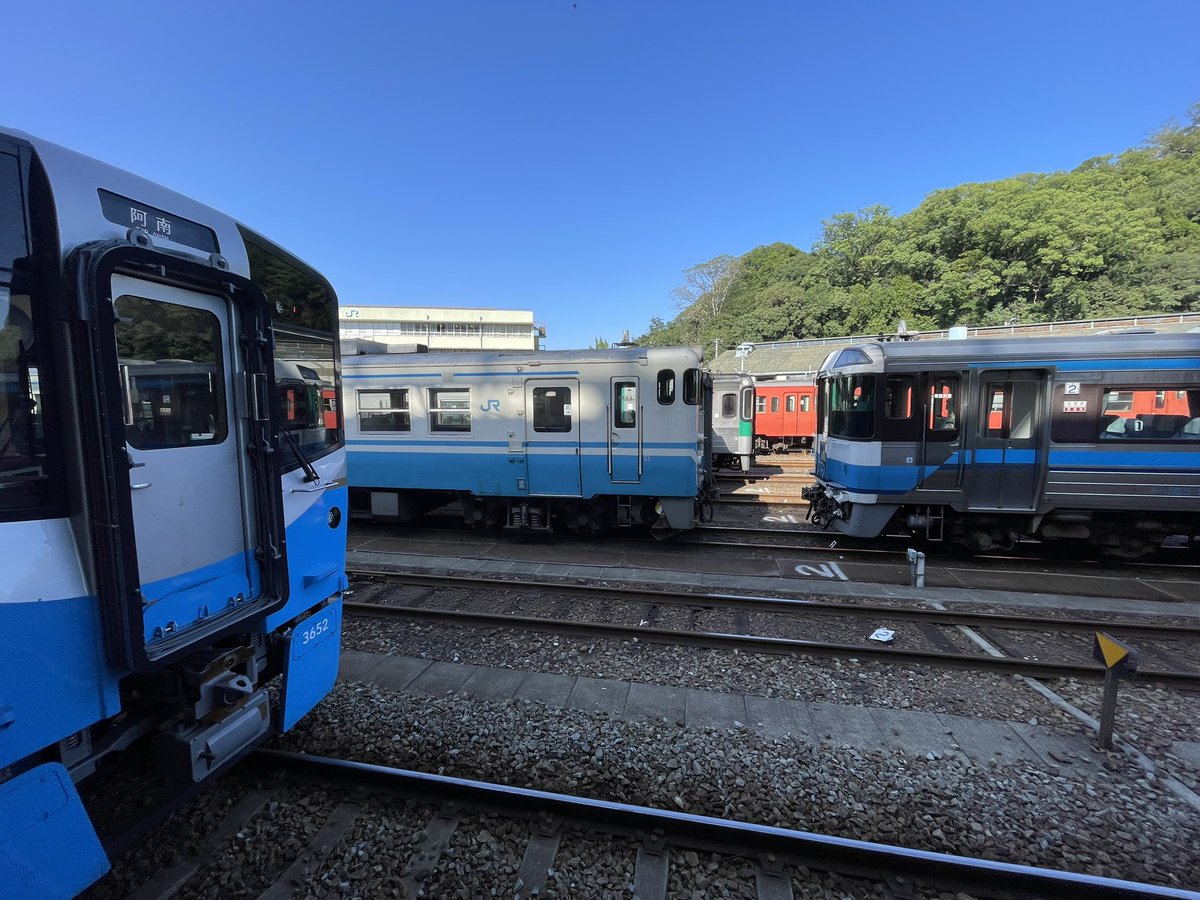 chihiro__kun's tweet photo. 3600形

3652はオールロングシートだから明るい。

楽しい。

#JR四国
#牟岐線
#徳島駅
#3600形
#キハ47
#キハ40
#タラコ
#国鉄色
#JR四国色 https://t.co/zXRiXtaHJZ