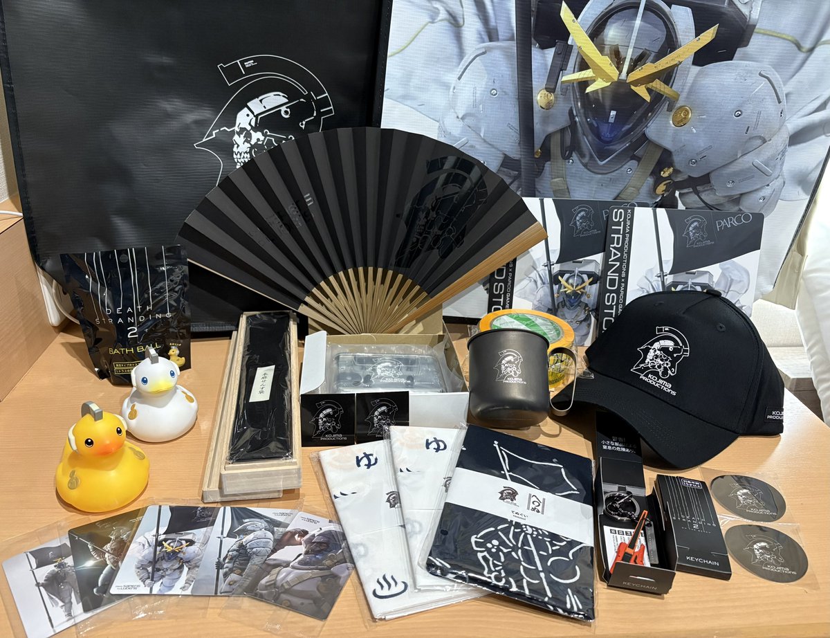 choco_B5160_8's tweet photo. 心斎橋PARCO STRAND STORE購入品！くじ引き沢山やりたいからと彼氏が扇子とカセットプレイヤー奮発してた✨渋谷PARCOでは無かったルーデンスショッパーも購入できて🎸も当てることができて大満足ー！#DEATHSTRANDING2 https://t.co/AuQ1qMuzwn