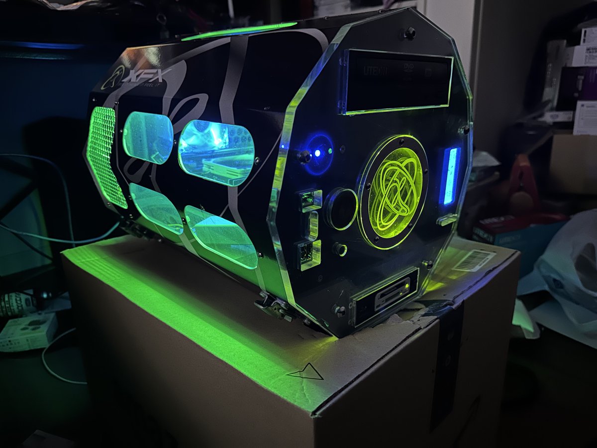 R7_18000000000x's tweet photo. 中身はアリエクで売ってるノートPC用CPU直付けマザボです https://t.co/OWIVqlTn1P