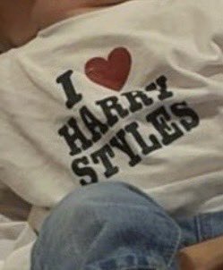 sonnyangelrry's tweet photo. the baby’s t-shirt saying ‘i ❤️ harry styles’ omg 😭😭😭😭😭😭😭😭 https://t.co/Agavnd1iar